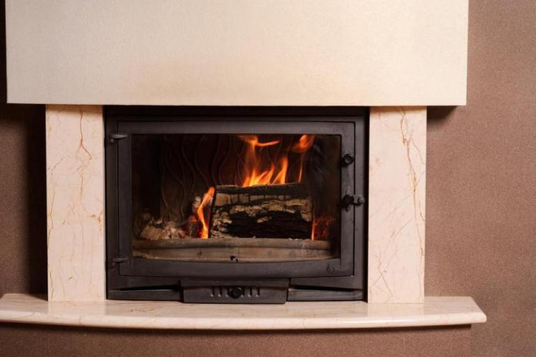 Quel poêle à bois choisir à Bollezeele pour un chauffage optimal ?
